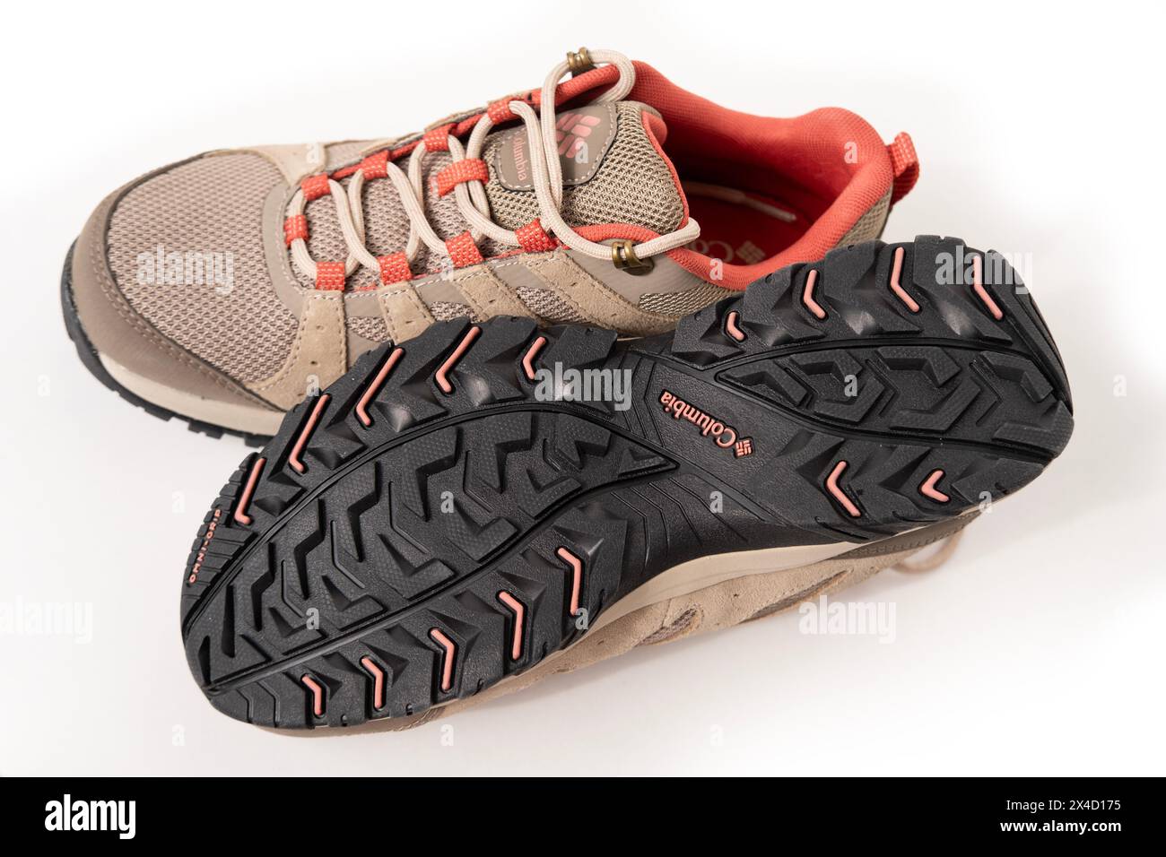 Scarpe moderne ed eleganti resistenti alle intemperie Сolumbia, sneaker da trekking con suola alta in pelle scamosciata naturale, per il massimo comfort e sostegno all'aperto Foto Stock