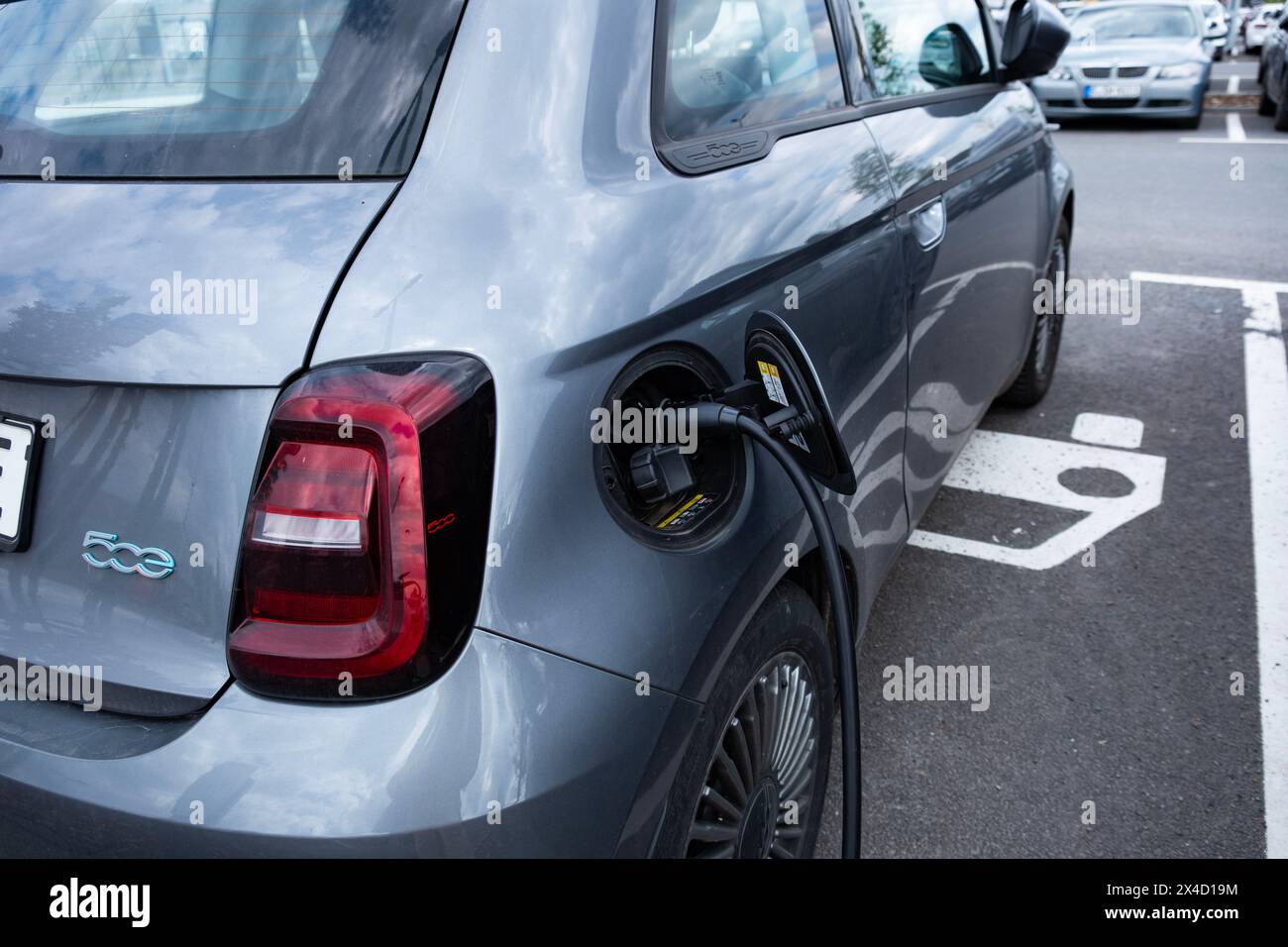 Primo piano elettrico Fiat 500 e sulla stazione di ricarica stradale, produttore italiano Fiat Group, struttura sostenibile ed efficiente, Berlino, Germania Foto Stock