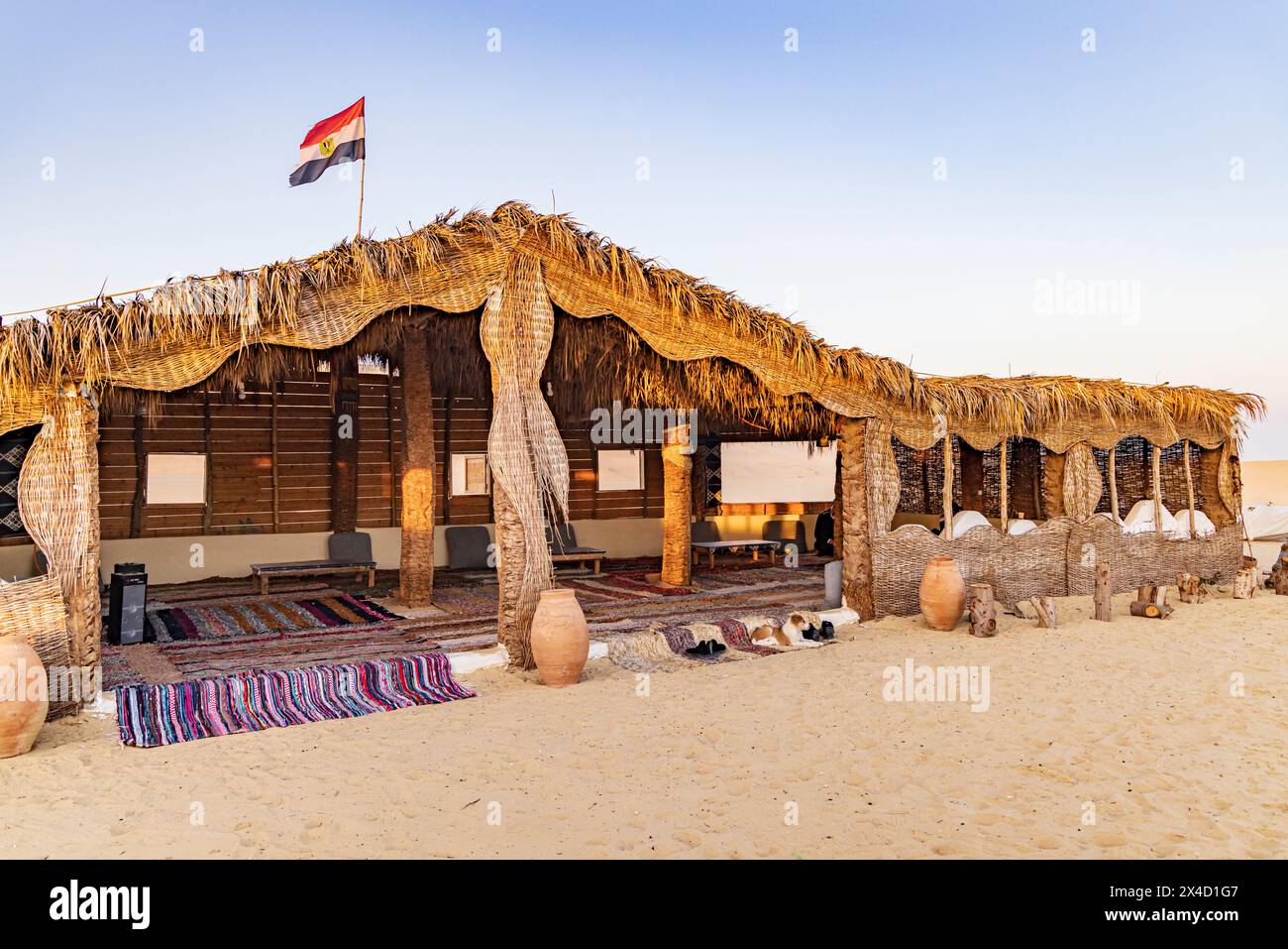 Oasi di Faiyum, Egitto. Edificio riparato al sole presso il sito paleontologico di Wadi el-Hitan. (Solo per uso editoriale) Foto Stock