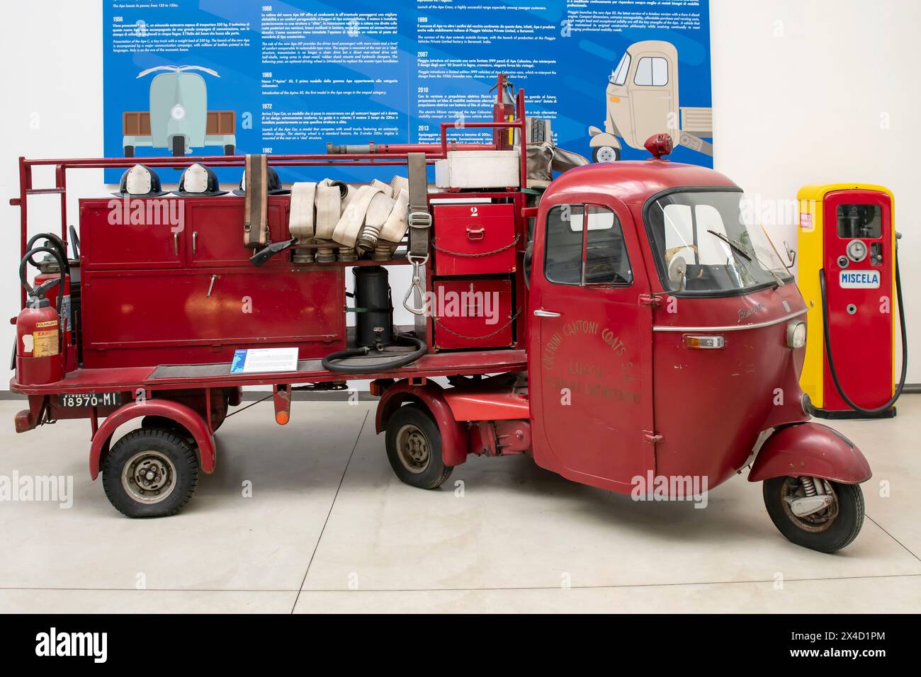 Un'Ape Pentaro degli anni '60 utilizzata dai vigili del fuoco in mostra al Museo Piaggio di Pontedera, Italia Foto Stock