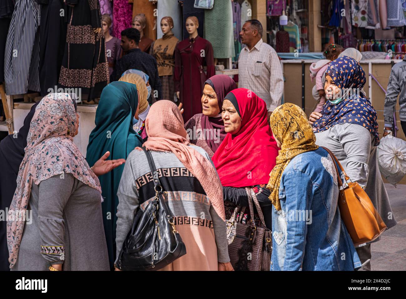 Tebe, Luxor, Egitto. Gruppo di donne che discutono per strada. (Solo per uso editoriale) Foto Stock