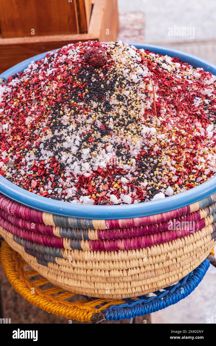 Tebe, Luxor, Egitto. Sale erbacee in vendita in un mercato. Foto Stock