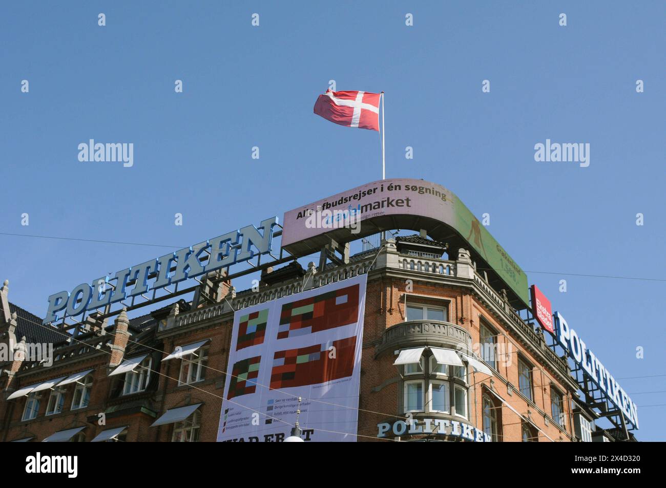 Copenaghen/Danimarca/02 MAGGIO 2024 2024/giornali danesi politiken hus flay dannebog bandiera danese e messaggio leggevano quale grande terra in danese havd er et yndigt Land. Foto. Francis Joseph Dean/Dean Pictures non per uso commerciale Foto Stock