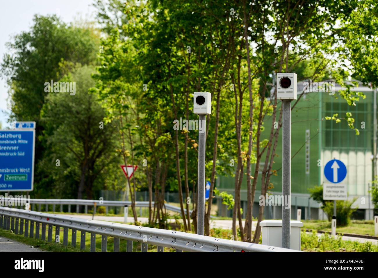 Innsbruck, Austria - 1 maggio 2024: Speed trap su un'autostrada vicino Innsbruck in Austria *** Radarfalle auf einer Autobahn Nähe Innsbruck in Österreich Foto Stock