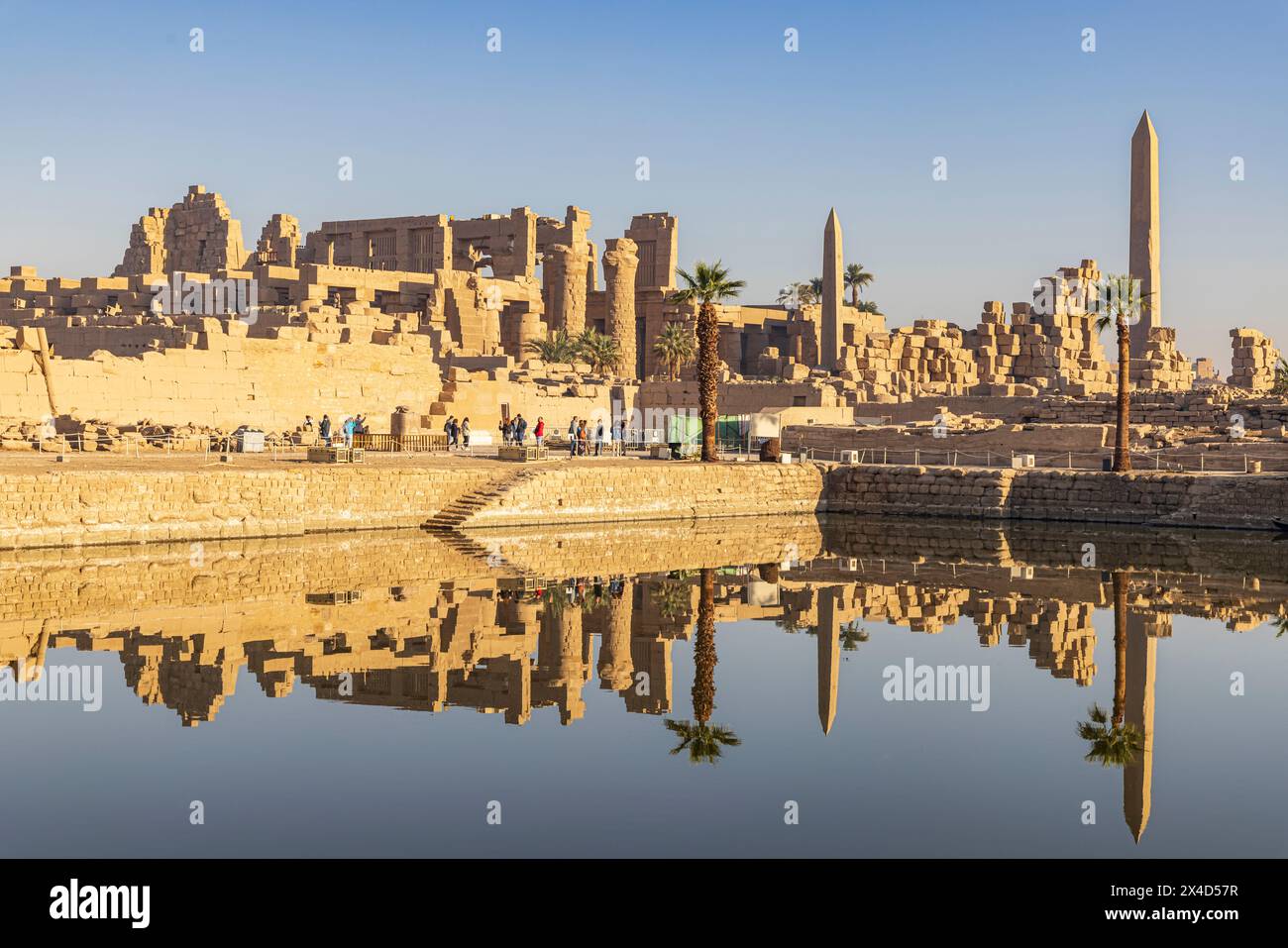 Karnak, Luxor, Egitto. Lago Sacro al complesso del tempio di Karnak. (Solo per uso editoriale) Foto Stock