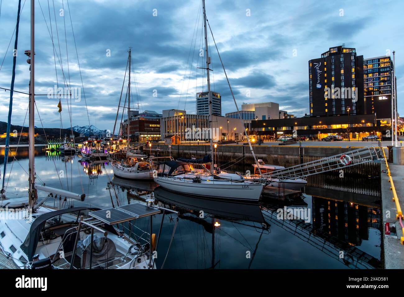 Bodo, Nordland, Norvegia : 24 aprile 2024 - ripresa serale nel porto della città di Bodo in Norvegia, contea di Nordland Foto Stock