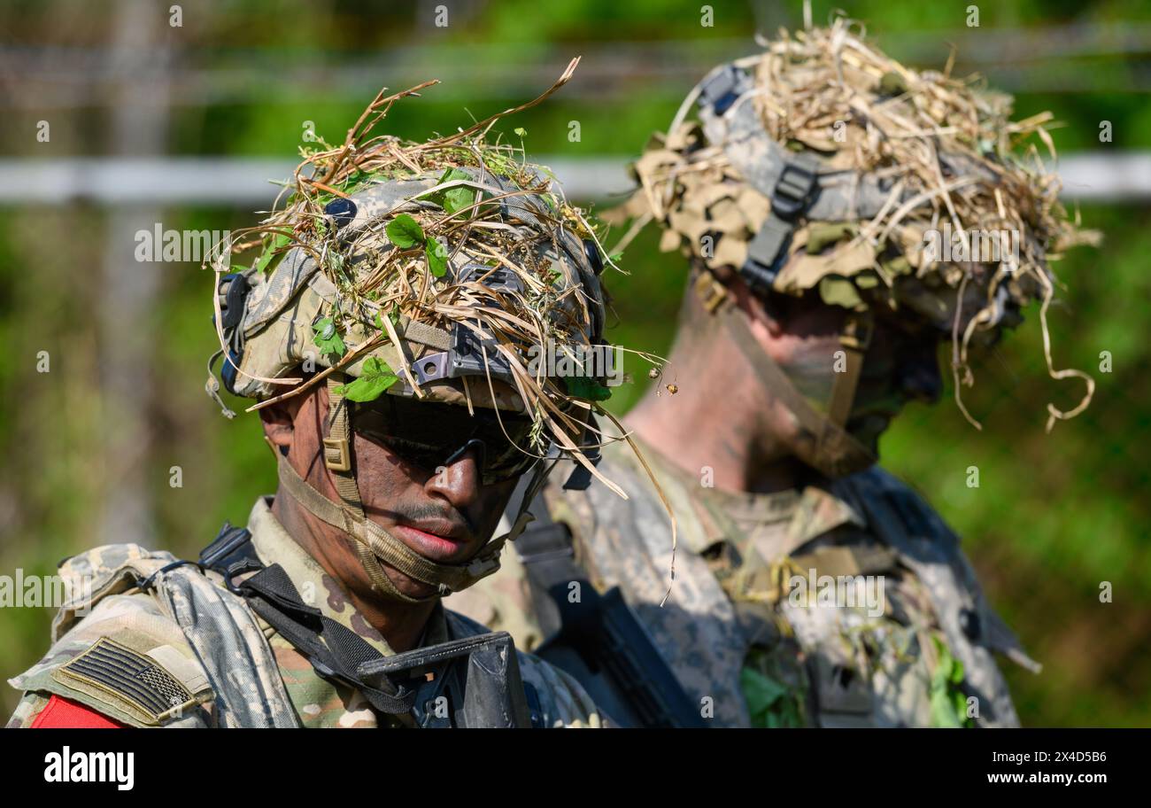 Dongducheon, Corea del Sud. 2 maggio 2024. I soldati STATUNITENSI prendono parte alle STX Lanes (esercitazione di addestramento situazionale) durante il concorso Best Squad condotto dalla US 2nd Infantry Division e dalla ROK-US Combined Division presso il Camp Casey dell'esercito americano a Dongducheon. La US 2nd Infantry Division e la ROK-US Combined Division conducono la migliore competizione di squadra dal 29 aprile al 6 maggio. (Foto di Kim Jae-Hwan/SOPA Images/Sipa USA) credito: SIPA USA/Alamy Live News Foto Stock