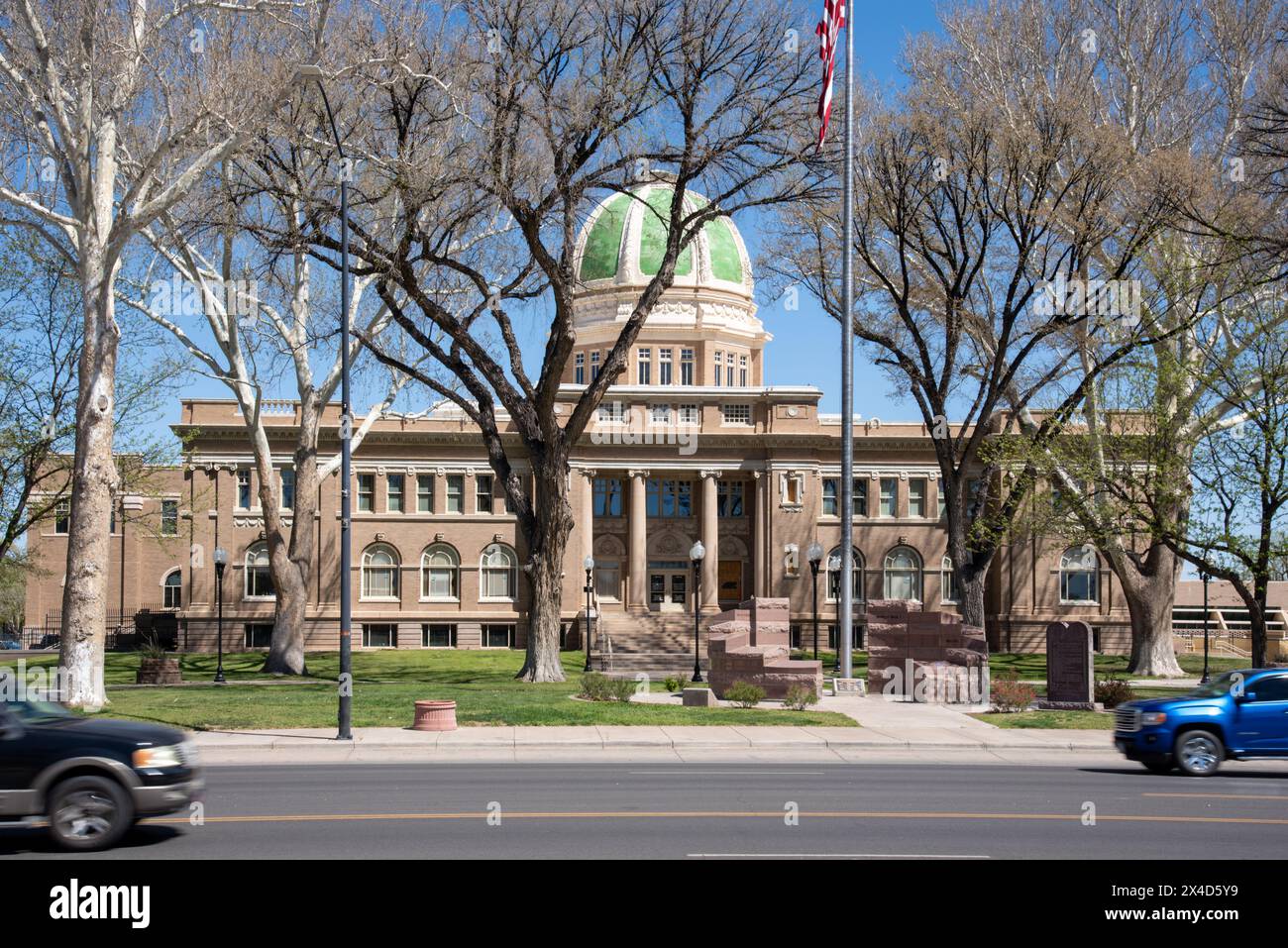 Tribunale decorato della contea di Chavez con cupola piastrellata verde, progettato dagli architetti I.H. e W.M. Rapp in stile neo-classico, Roswell, New Mexico, USA. Foto Stock