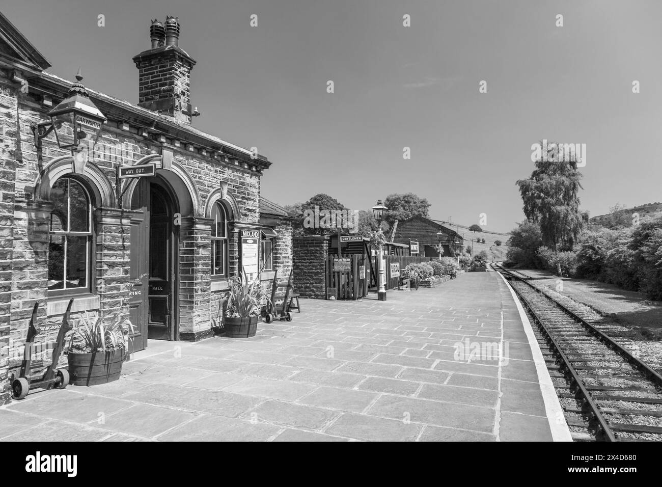 Inghilterra, West Yorkshire, stazione di Oakworth sulla Keighley & Worth Valley Conserve Steam Railway Foto Stock