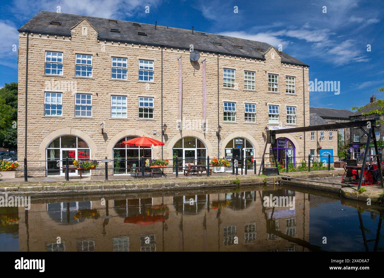 Inghilterra, West Yorkshire, Hebden Bridge, Butler's Wharf con Visitor & Canal Centre Foto Stock