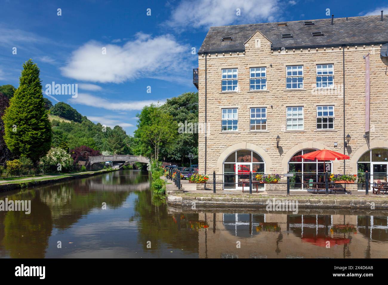 Inghilterra, West Yorkshire, Hebden Bridge, Butler's Wharf con Visitor & Canal Centre Foto Stock
