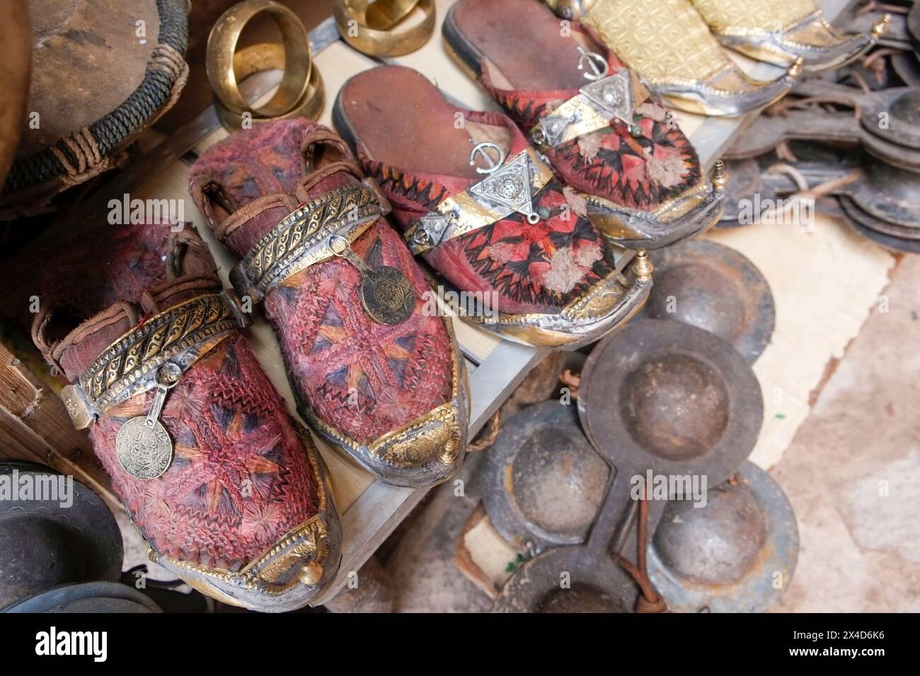 Marrakech, Marocco. Scarpe da babouche antiche con dettagli in metallo. Foto Stock