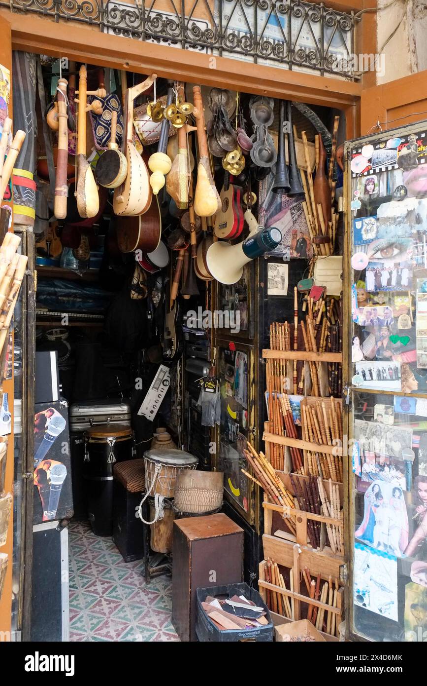 FES, Marocco. Strumenti musicali tradizionali in vendita in un negozio di musica nella medina. (Solo per uso editoriale) Foto Stock