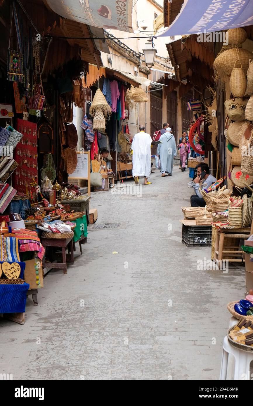FES, Marocco. Uomini locali che camminano attraverso la medina. (Solo per uso editoriale) Foto Stock
