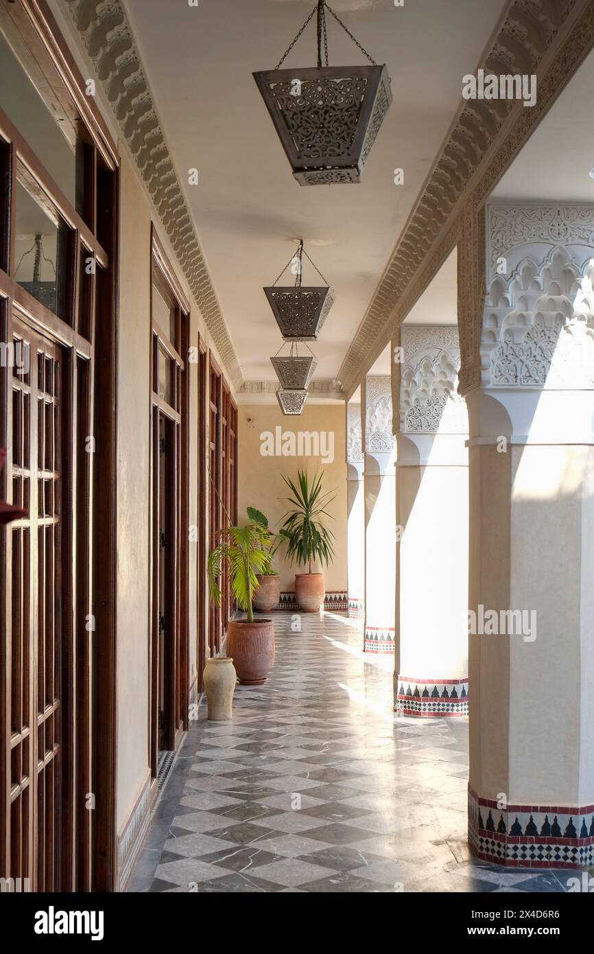 FES, Marocco. Passerella in stile moresco presso un riad locale Foto Stock