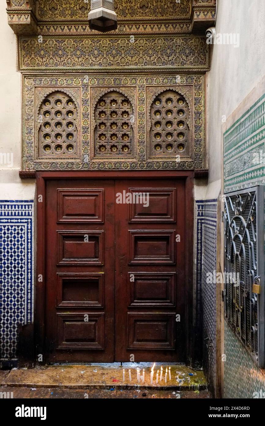 FES, Marocco. Ingresso a una moschea. Le candele bruciano in tributo, ma non possono essere illuminate all'interno della moschea per motivi di sicurezza antincendio. Foto Stock