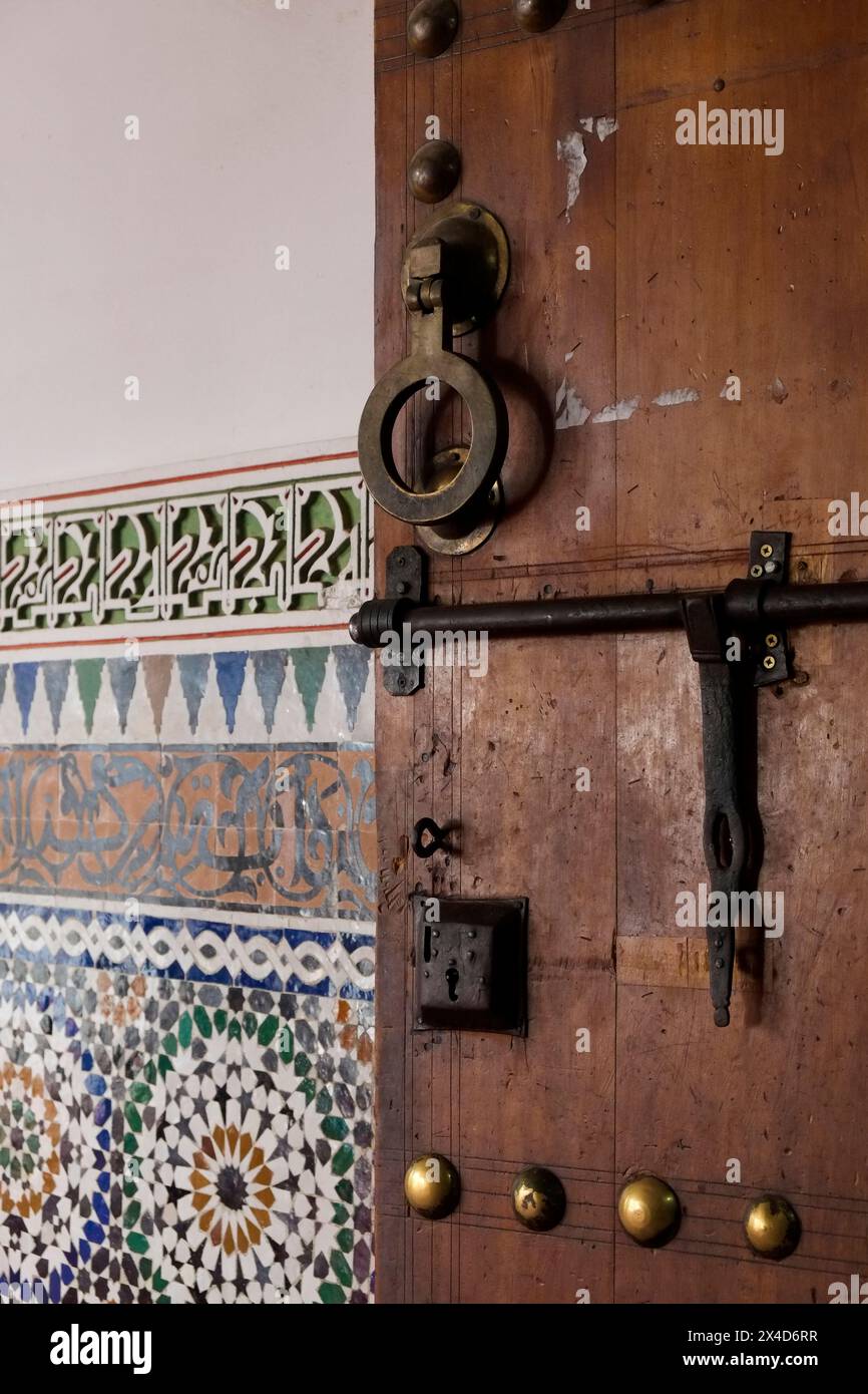 FES, Marocco. Porta d'ingresso alla vecchia moschea Foto Stock