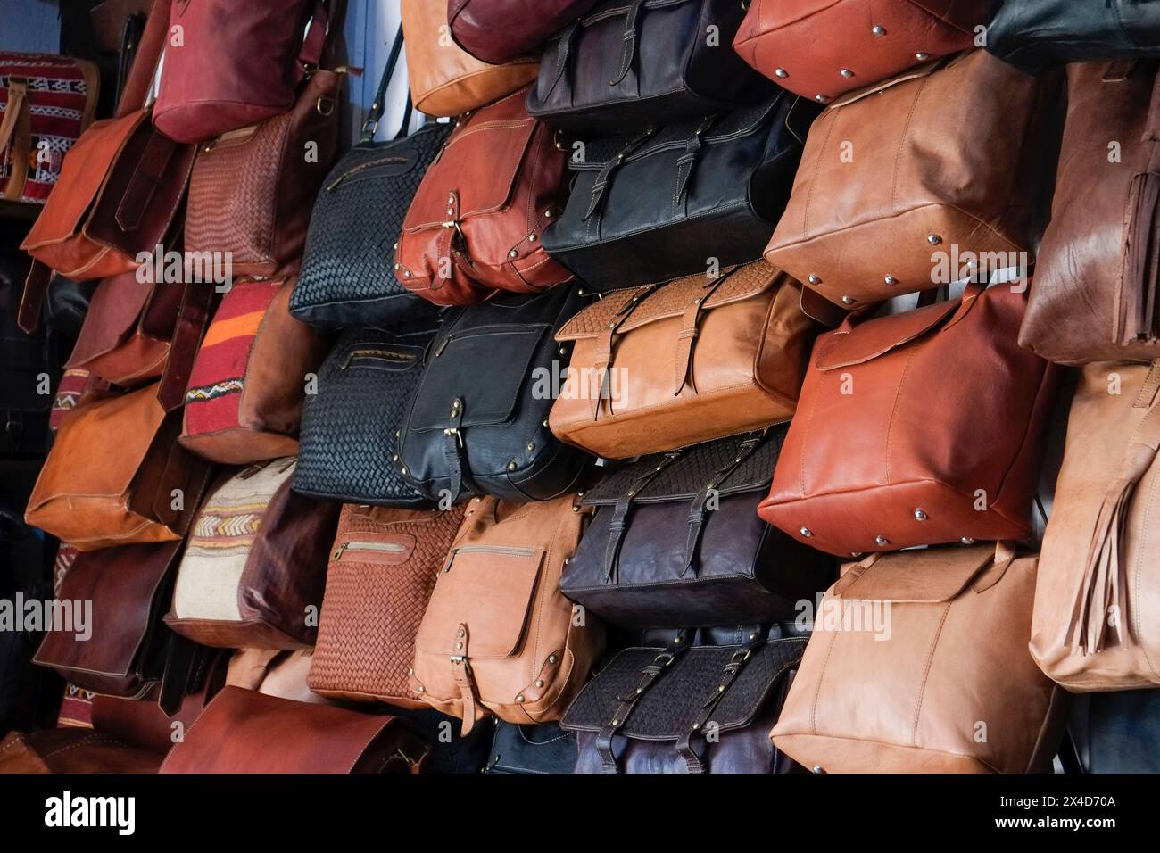 FES, Marocco. Bellissime borse e borse in vendita nella zona conciaria del suk. Foto Stock