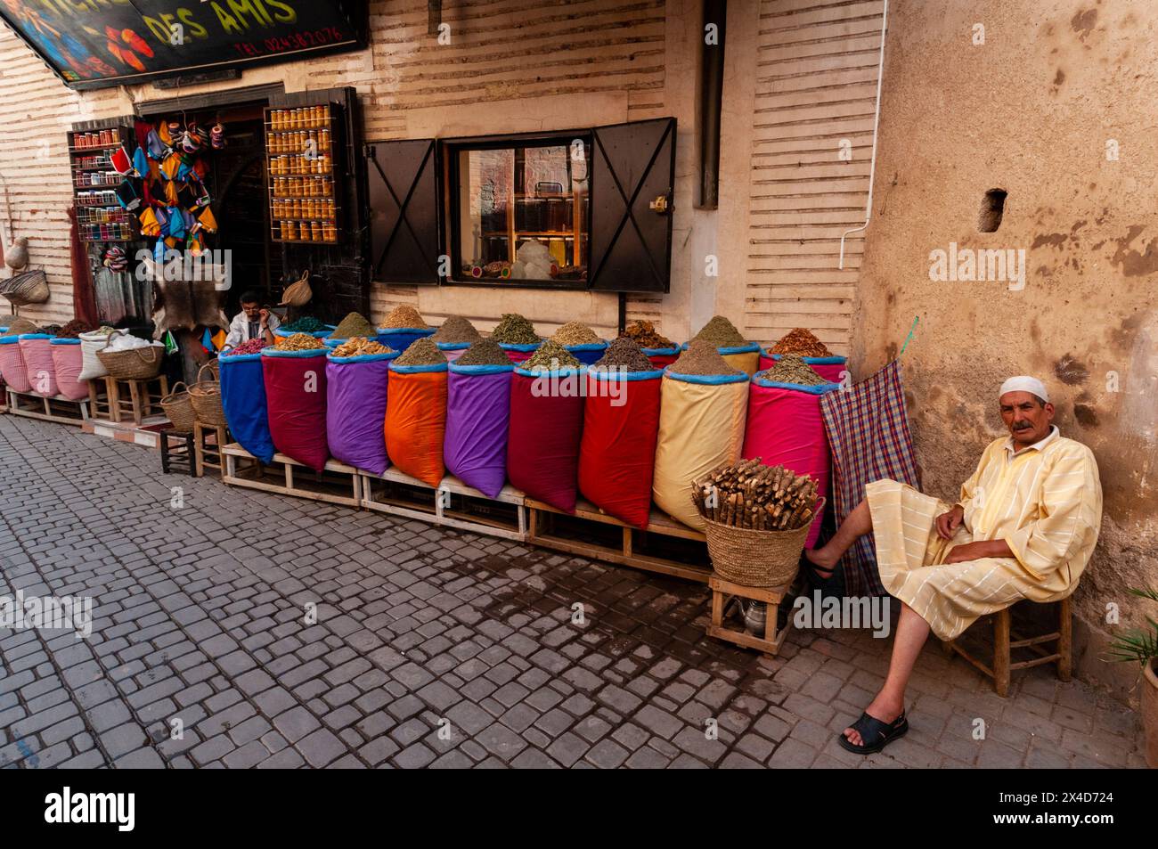 Sacchetti colorati di spezie in vendita al Medina Souk. Marrakech, Marocco. (Solo per uso editoriale) Foto Stock