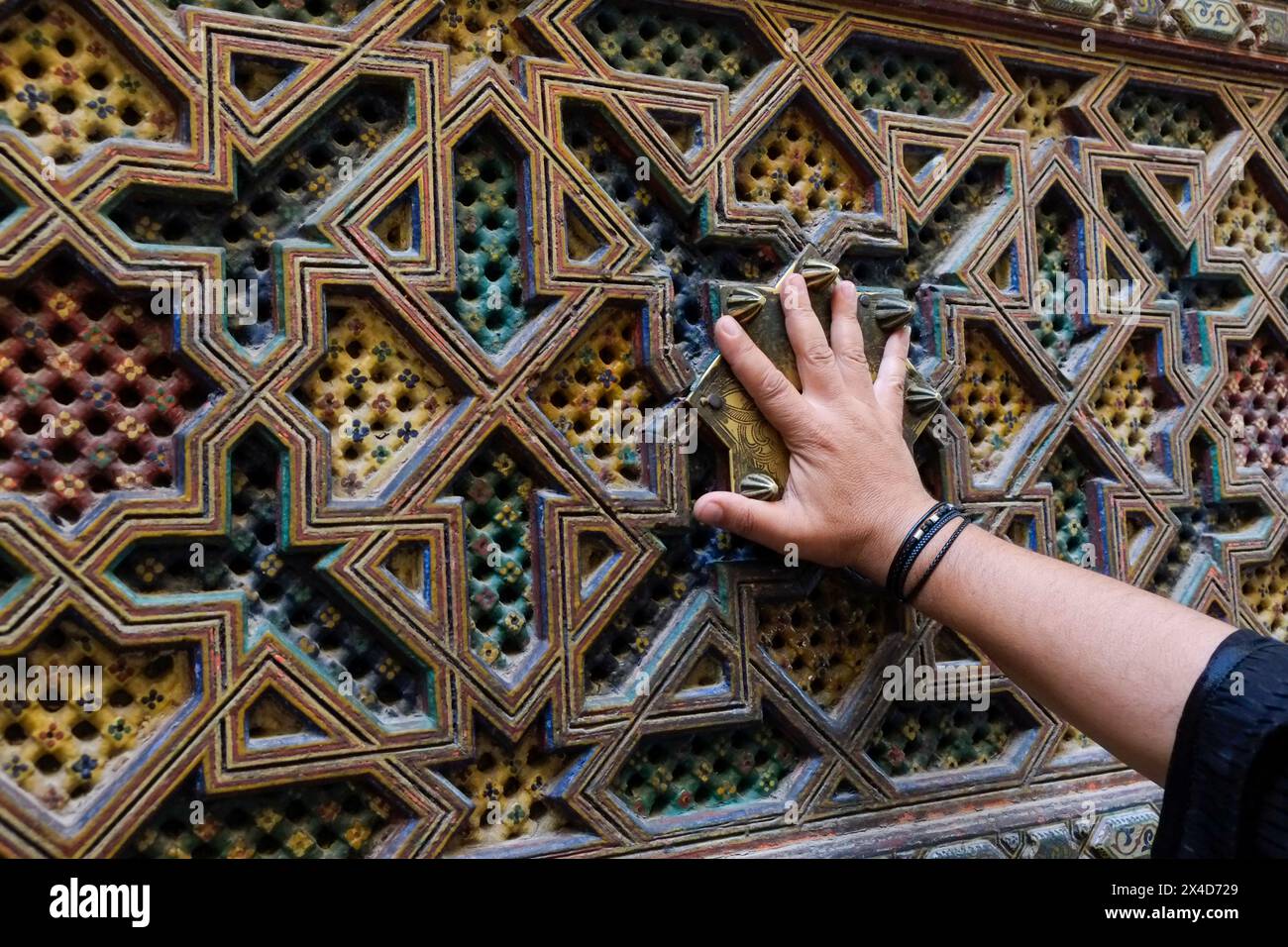 FES, Marocco. Placca di metallo all'esterno di una parete della moschea, dove potrai preparare e offrire e mettere la mano in preghiera. Foto Stock