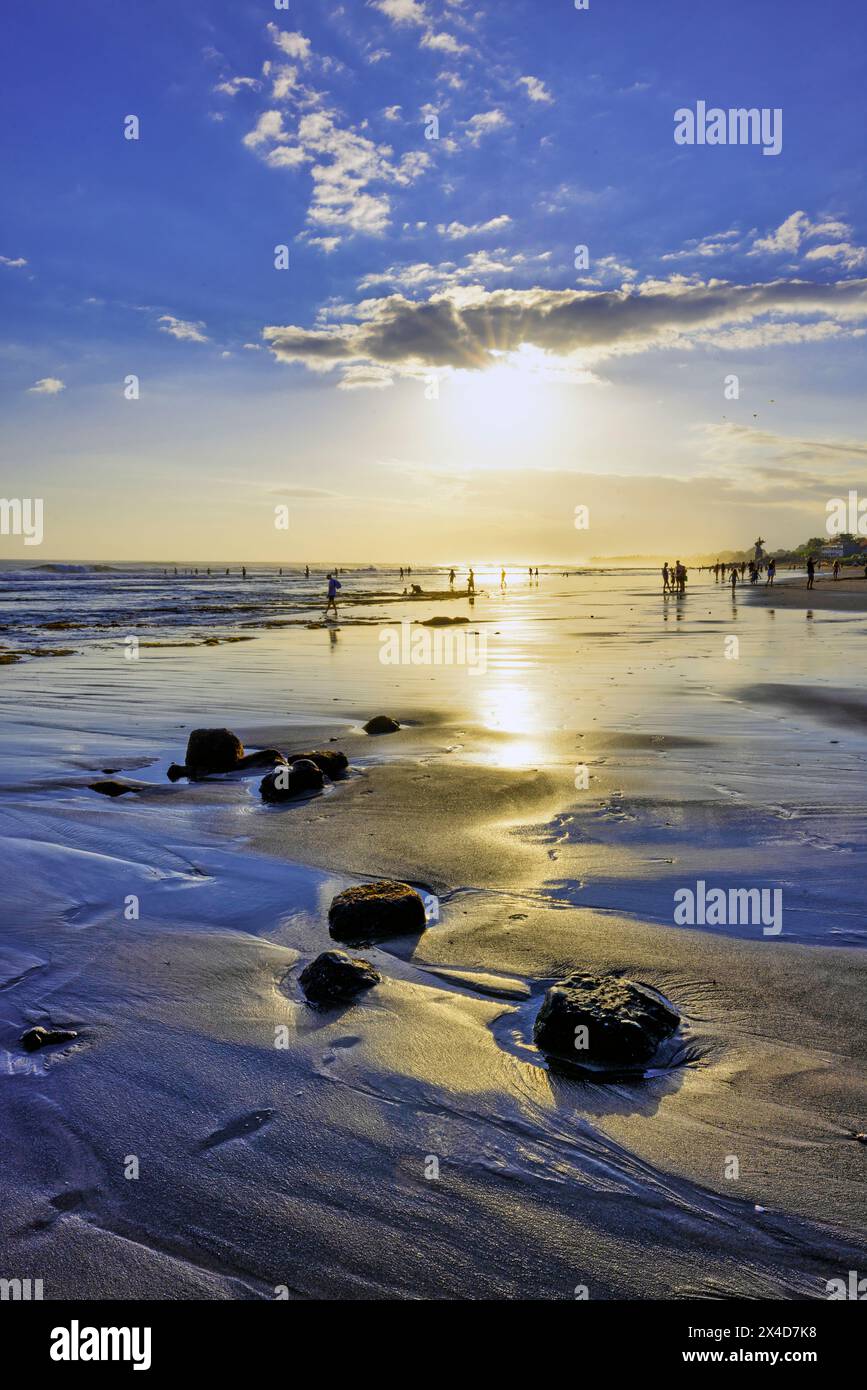 I caldi gialli e il freddo blu mentre il sole inizia a tramontare a Bali, Indonesia Foto Stock