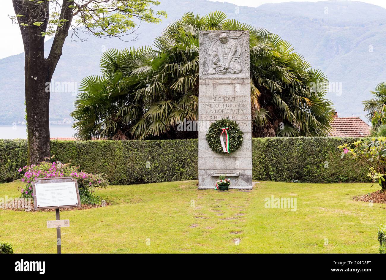 Monumento ai partigiani di Cannobio, di forma rettangolare, situato in una zona verde di Cannobbio, Piemonte, Italia Foto Stock
