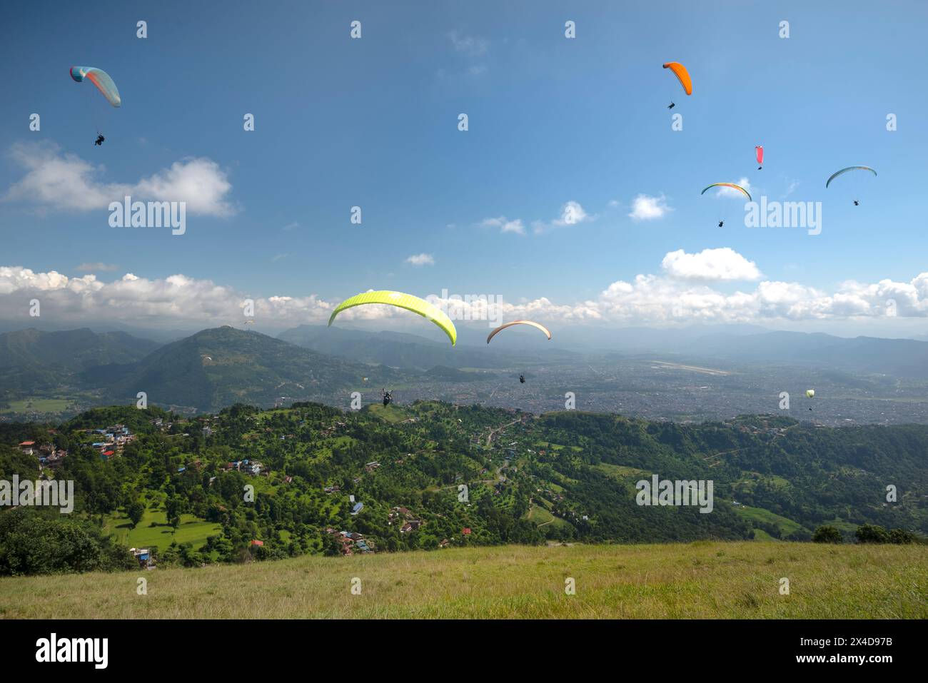 Nepal, parapendio che sorvolano Pokhara Foto Stock