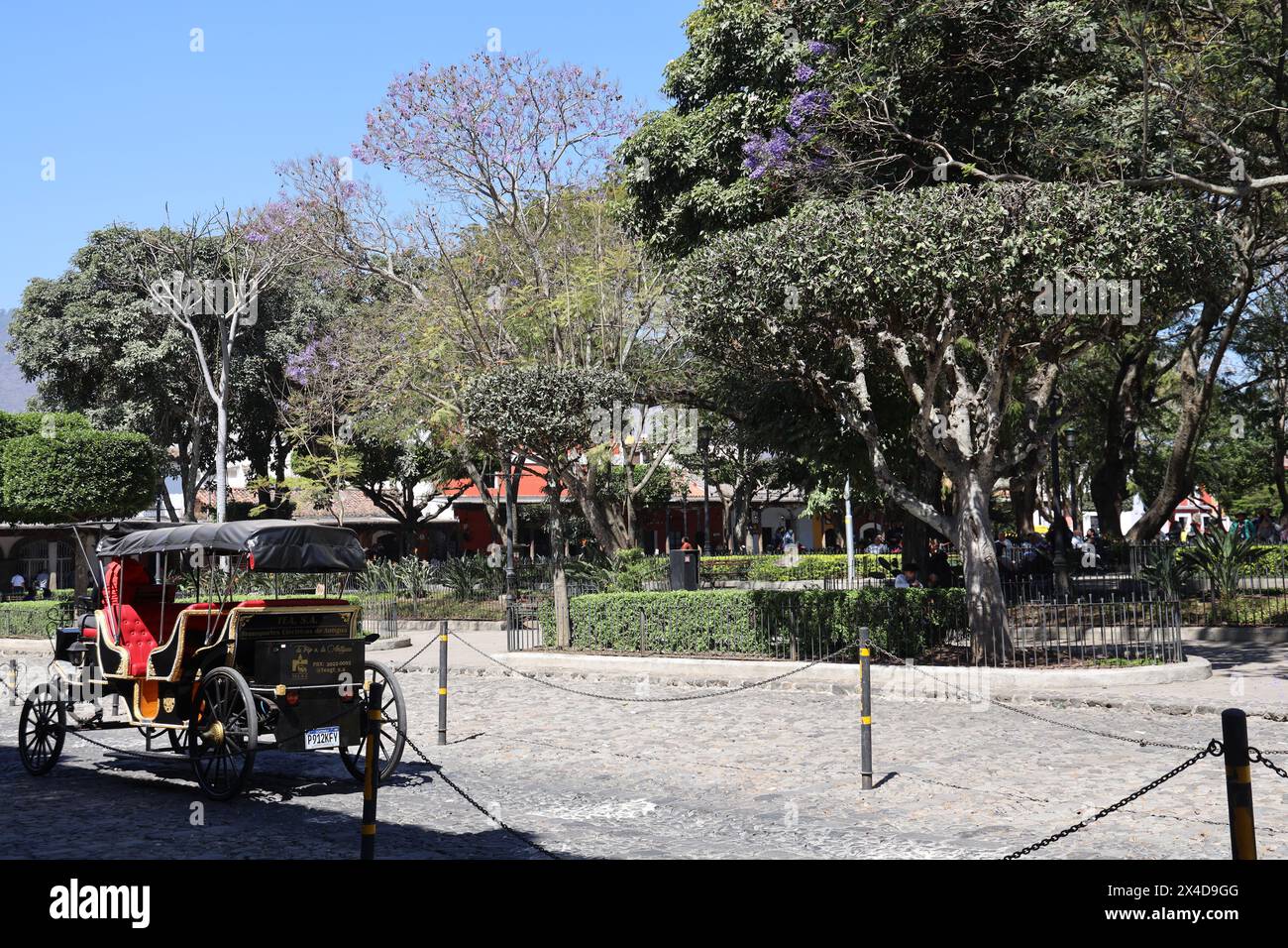 Antigua, Guatemala, America centrale. Central Park. Luogo d'incontro a la Plaza. Scena di strada. Uno di una serie. L'antica capitale del Guatemala. Patrimonio dell'umanità. Foto Stock