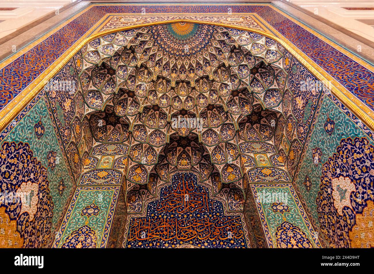 Decorazioni ornamentali nella sala di preghiera maschile della grande Moschea del Sultano Qaboos, Mascate, Oman. Foto Stock