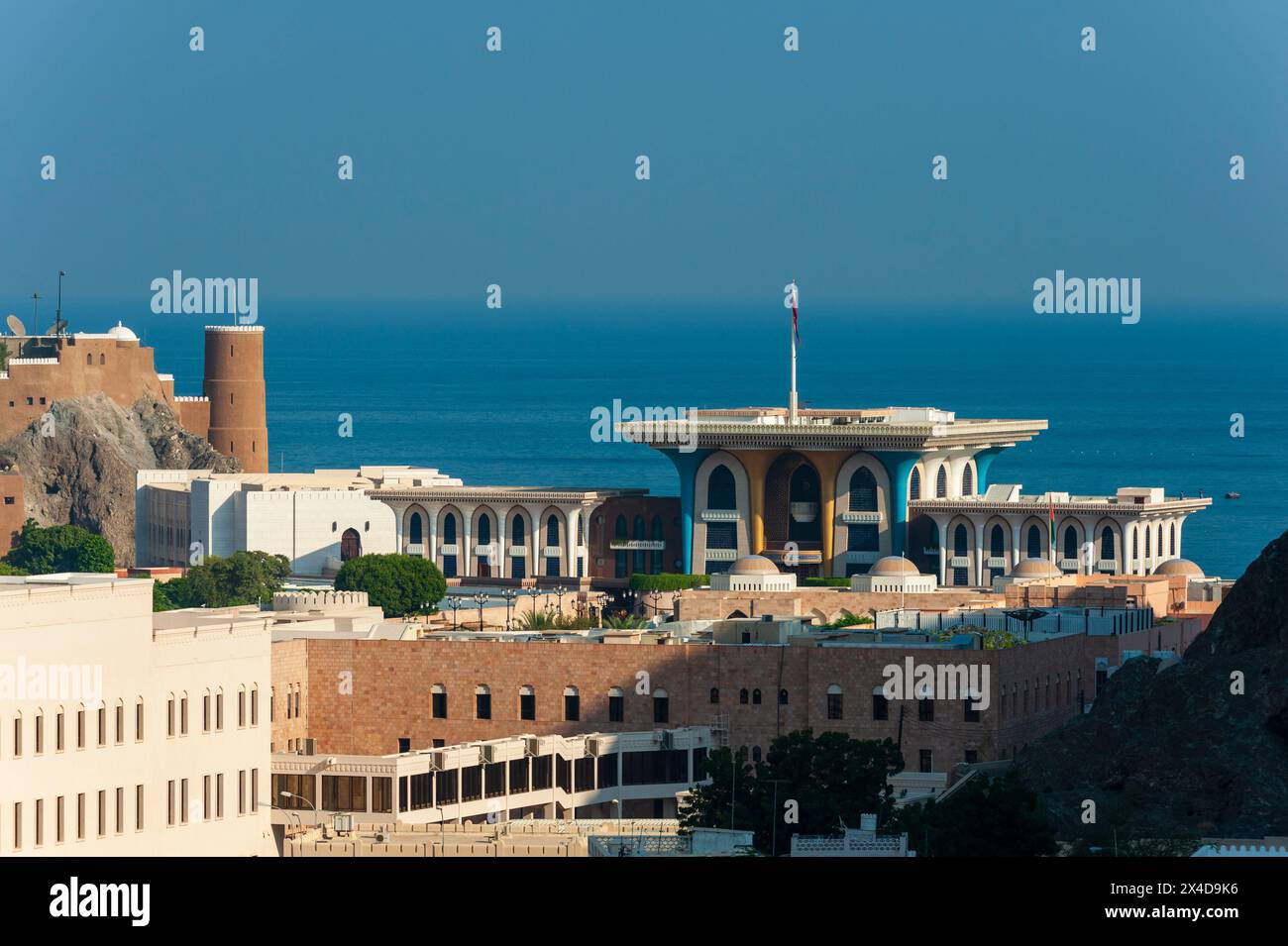 Una vista del palazzo del Sultano Qaboos, del palazzo al-Alam, sul Golfo Persico. Alam Palace, Mascate, Oman. Foto Stock
