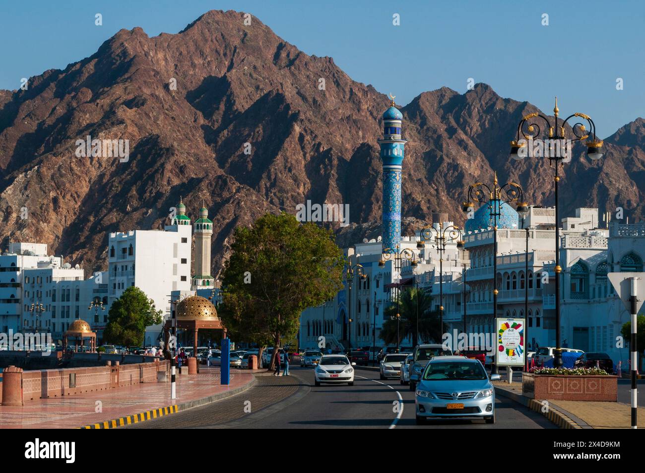 La Corniche di Muttrah, montagne in lontananza, il Golfo Persico sottostante. Muttrah, Vecchia Mascate, Oman. Foto Stock