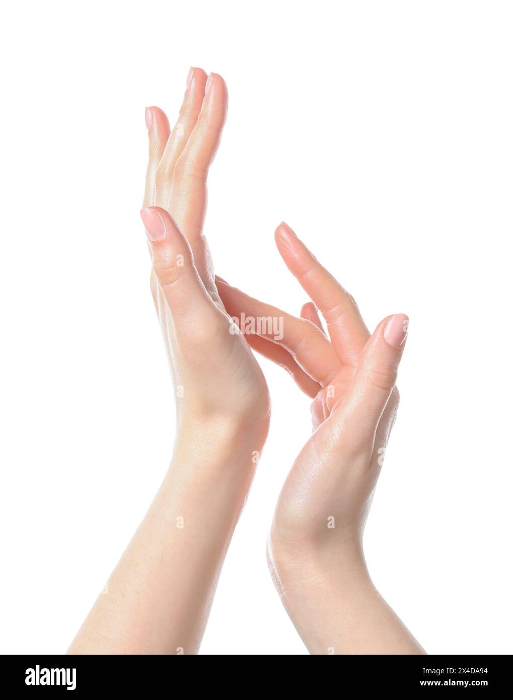 Donna che applica la crema sulla sua mano su sfondo bianco, primo piano Foto Stock