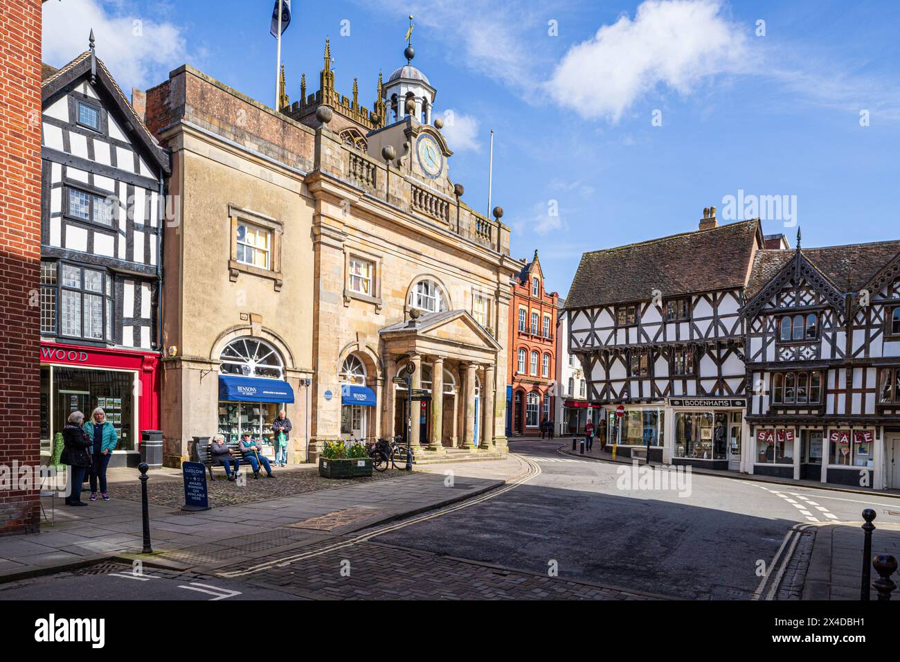 Il Buttercross Museum e gli edifici in legno nel centro della città medievale di Ludlow, Shropshire, Inghilterra, Regno Unito Foto Stock