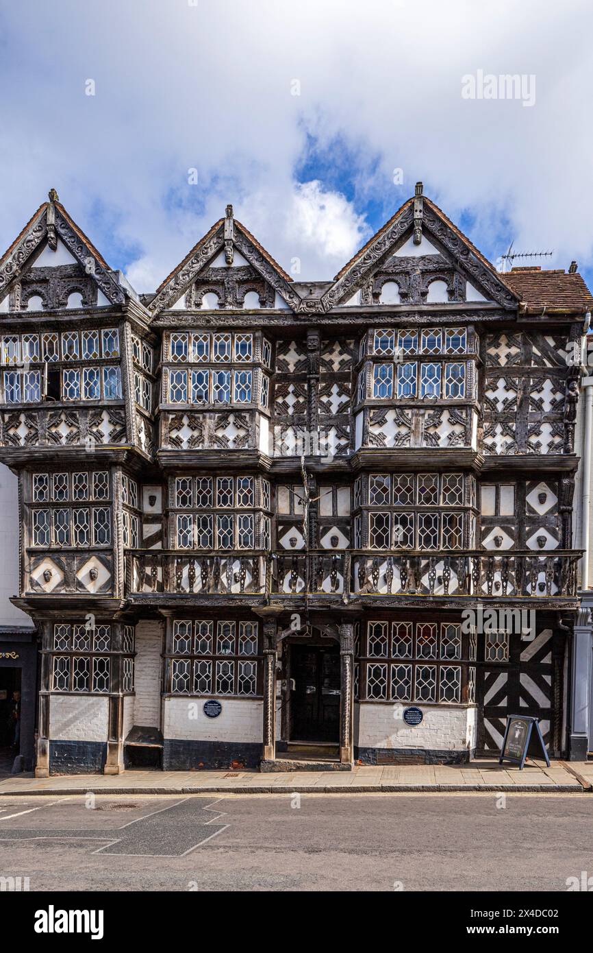 Lo storico Feathers Hotel è un edificio in legno nel Bull Ring nella città medievale di Ludlow, Shropshire, Inghilterra, Regno Unito Foto Stock