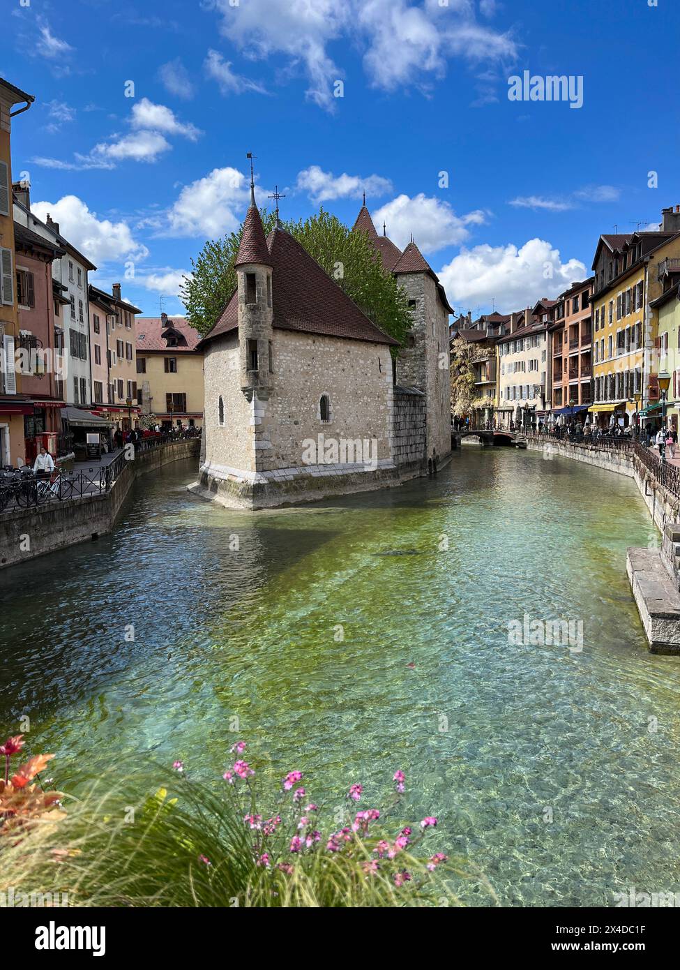 Annecy, alta Savoia, Francia: Palais de l'Ile, residenza del castellano di Annecy nel XII secolo, costruito nel mezzo del fiume Thiou Foto Stock