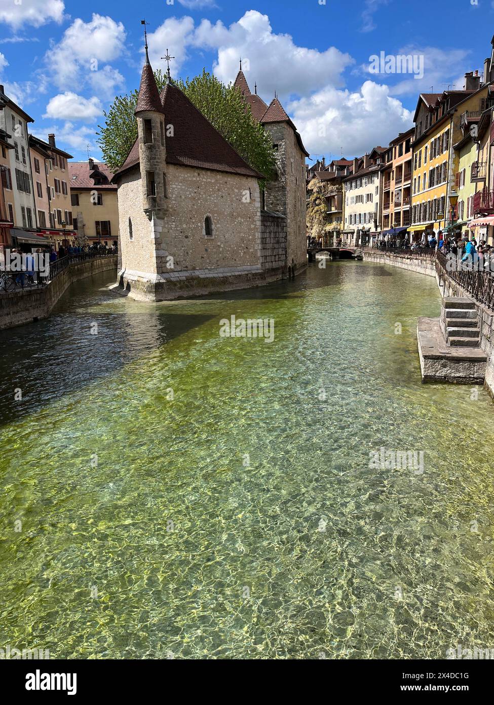 Annecy, alta Savoia, Francia: Palais de l'Ile, residenza del castellano di Annecy nel XII secolo, costruito nel mezzo del fiume Thiou Foto Stock