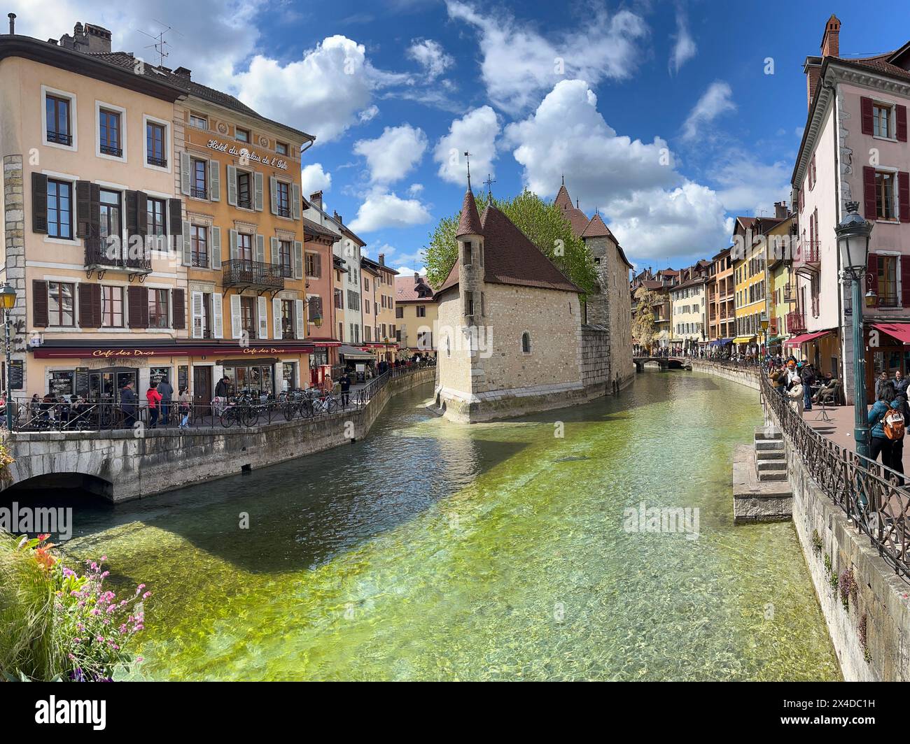 Annecy, alta Savoia, Francia: Palais de l'Ile, residenza del castellano di Annecy nel XII secolo, costruito nel mezzo del fiume Thiou Foto Stock