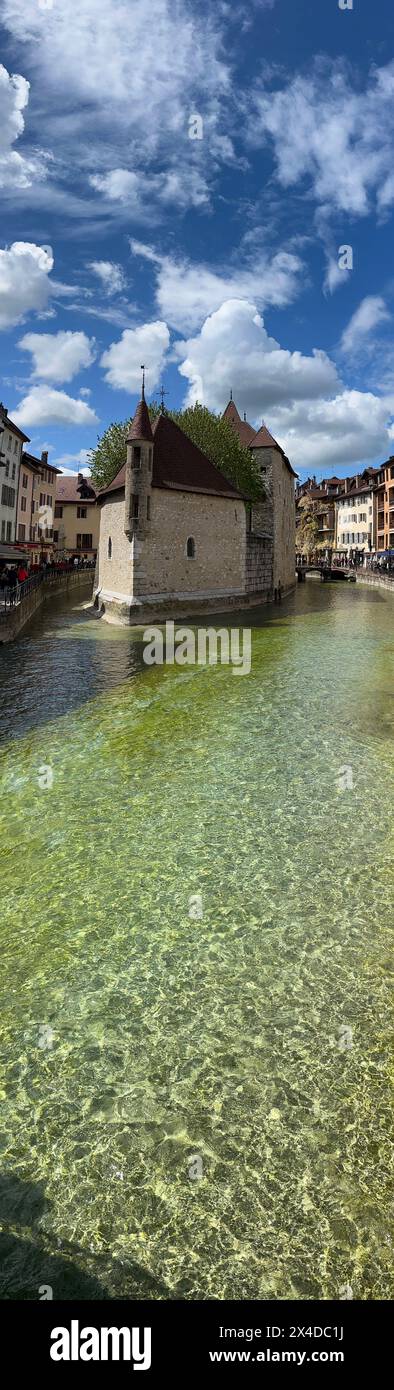 Annecy, alta Savoia, Francia: Palais de l'Ile, residenza del castellano di Annecy nel XII secolo, costruito nel mezzo del fiume Thiou Foto Stock