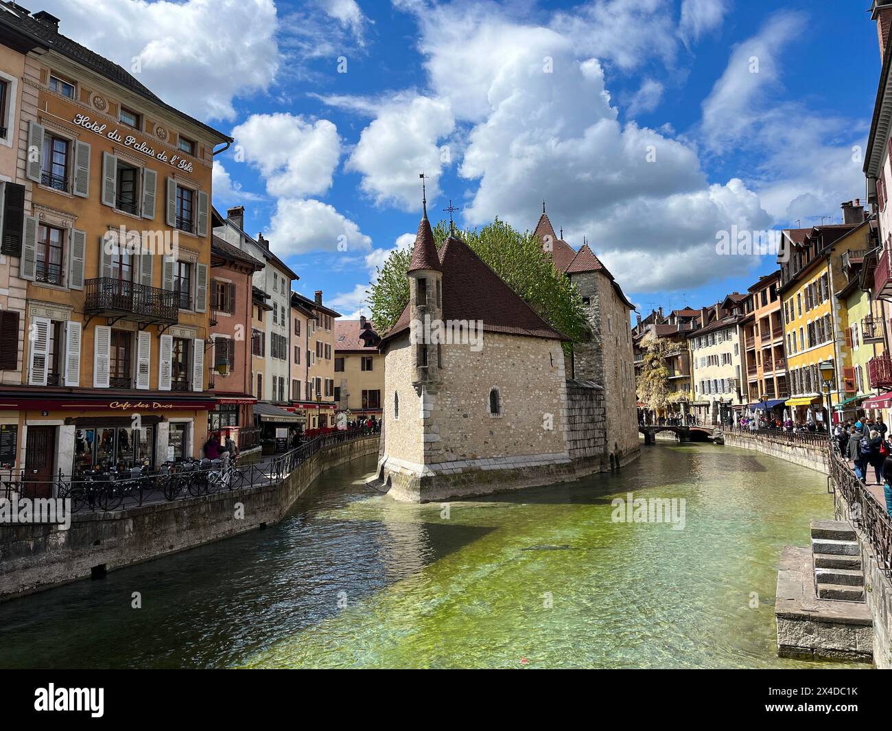 Annecy, alta Savoia, Francia: Palais de l'Ile, residenza del castellano di Annecy nel XII secolo, costruito nel mezzo del fiume Thiou Foto Stock