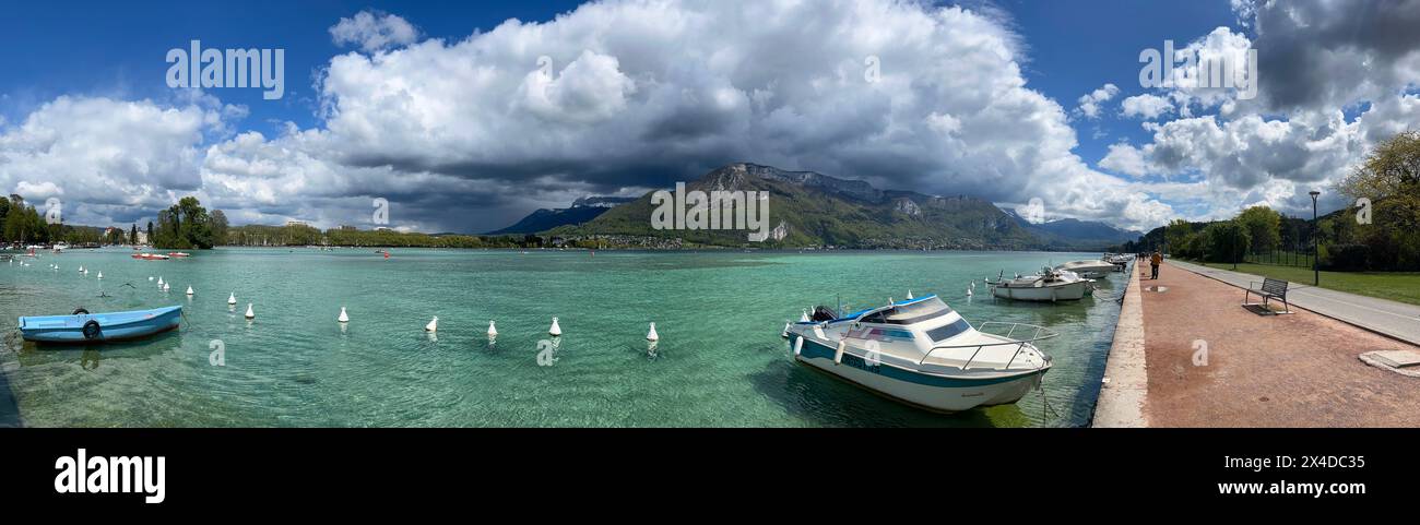 Alta Savoia, Francia: Il lago di Annecy, il secondo più grande in Francia, il più pulito d'Europa a causa delle rigide normative ambientali in vigore dagli anni '1960 Foto Stock