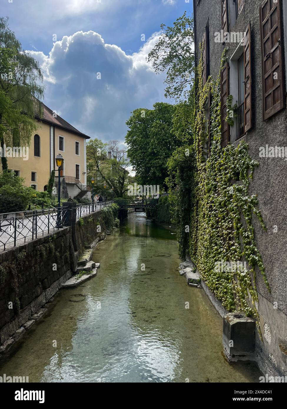 Annecy, alta Savoia, Francia: Lo skyline della città vecchia e le acque cristalline del fiume Thiou che scorre in uno dei canali di Annecy, Venezia francese Foto Stock
