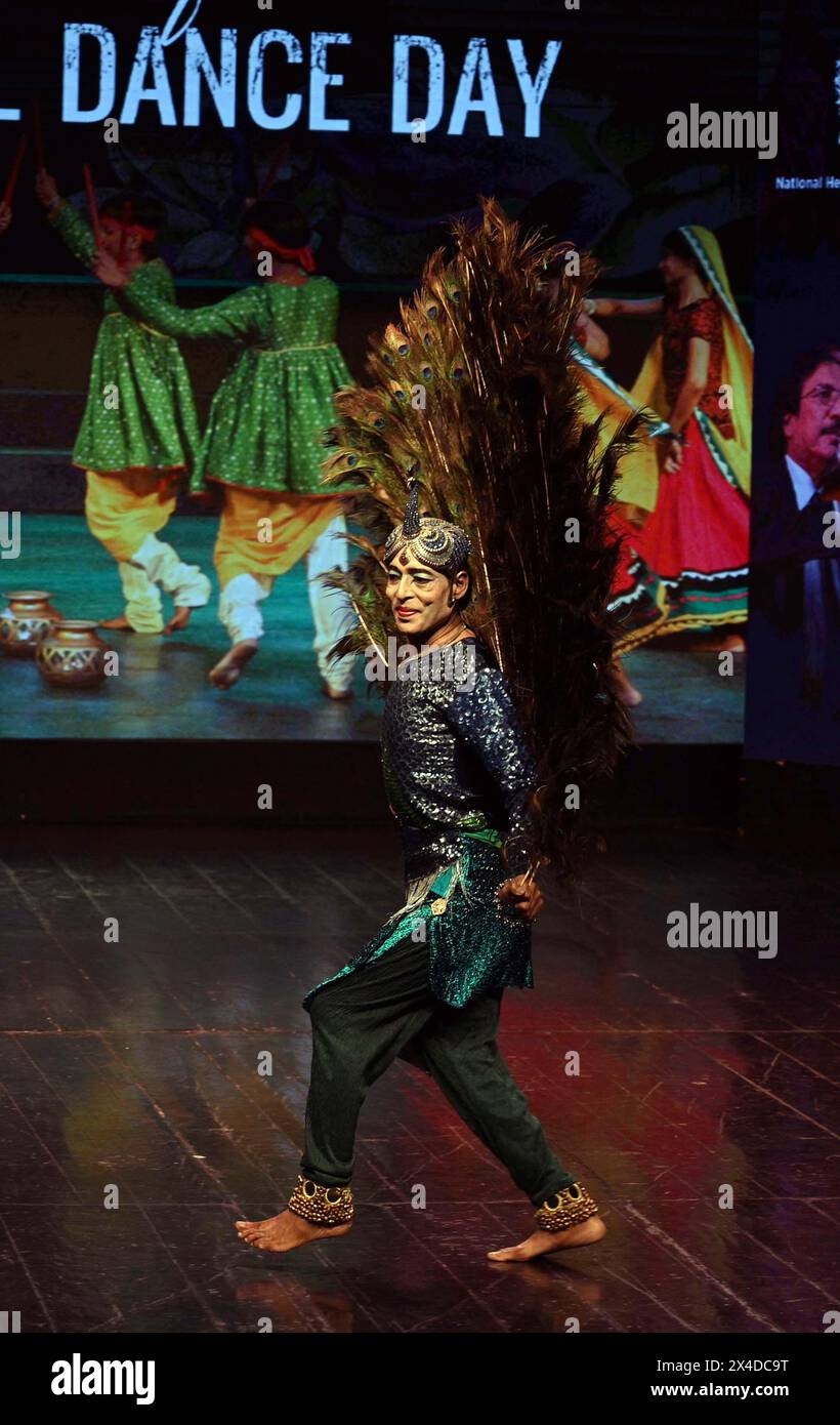 ISLAMABAD, PAKISTAN, APRILE 29: Artisti pakistani si esibiscono per celebrare la giornata internazionale della danza, al Pakistan National Council of Arts Auditor Foto Stock