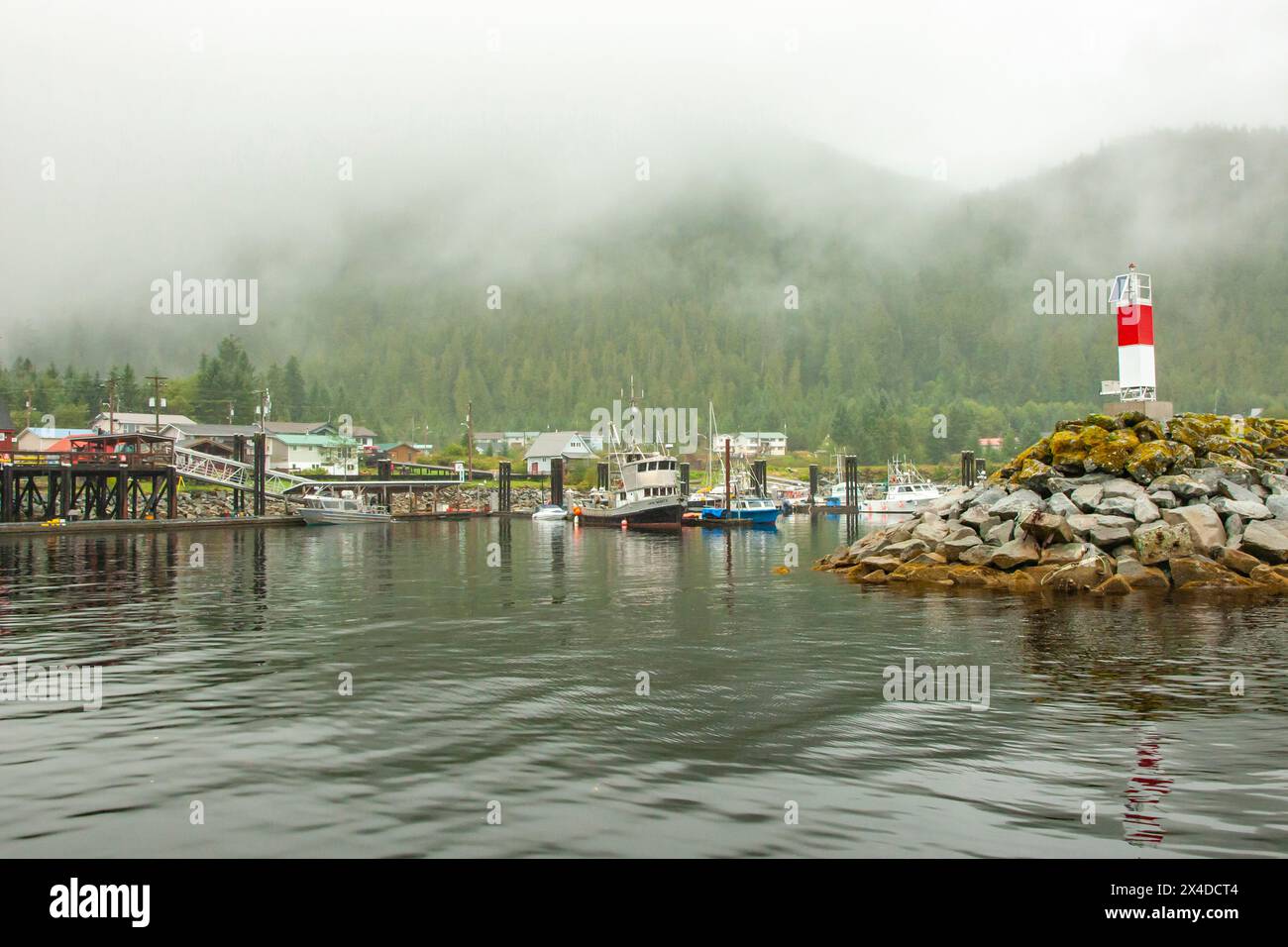 Canada, British Columbia, Inside Passage. Porticciolo di Foggy a Hartley Bay. Foto Stock