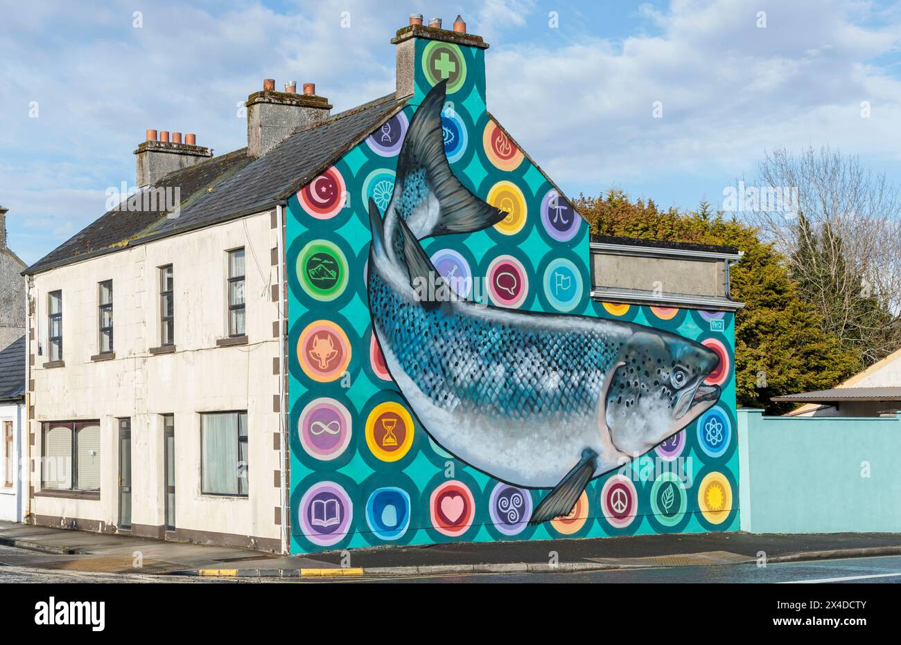 Foxford, Co Mayo, Irlanda - 30 aprile 2024 - murale su un'estremità a timpano di una casa raffigurante il salmone per il quale la zona è famosa Foto Stock