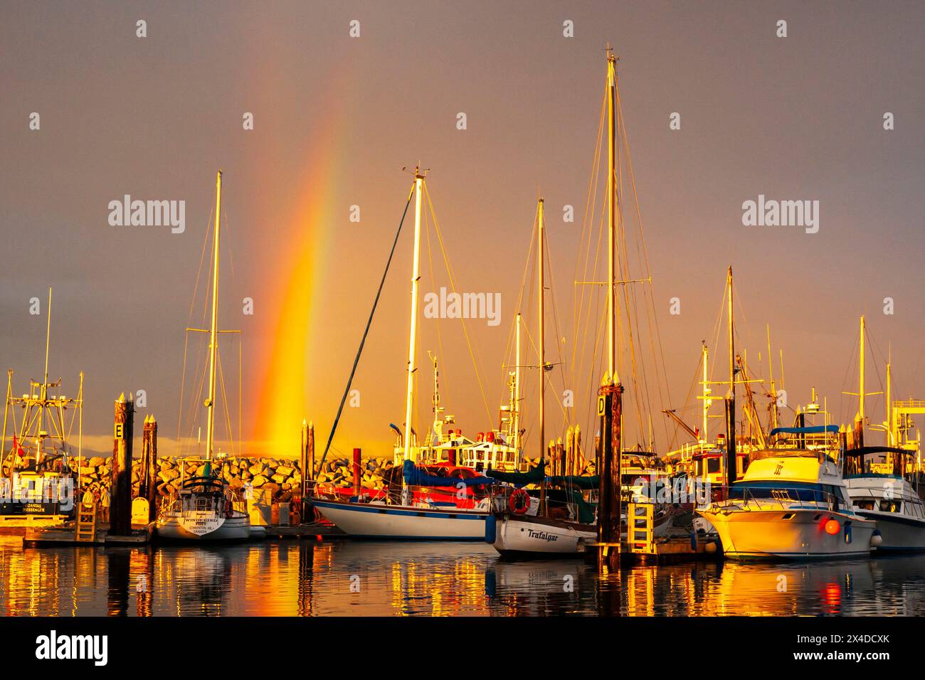 Canada, British Columbia, Inside Passage. Rainbow e Port McNeil al tramonto. (Solo per uso editoriale) Foto Stock