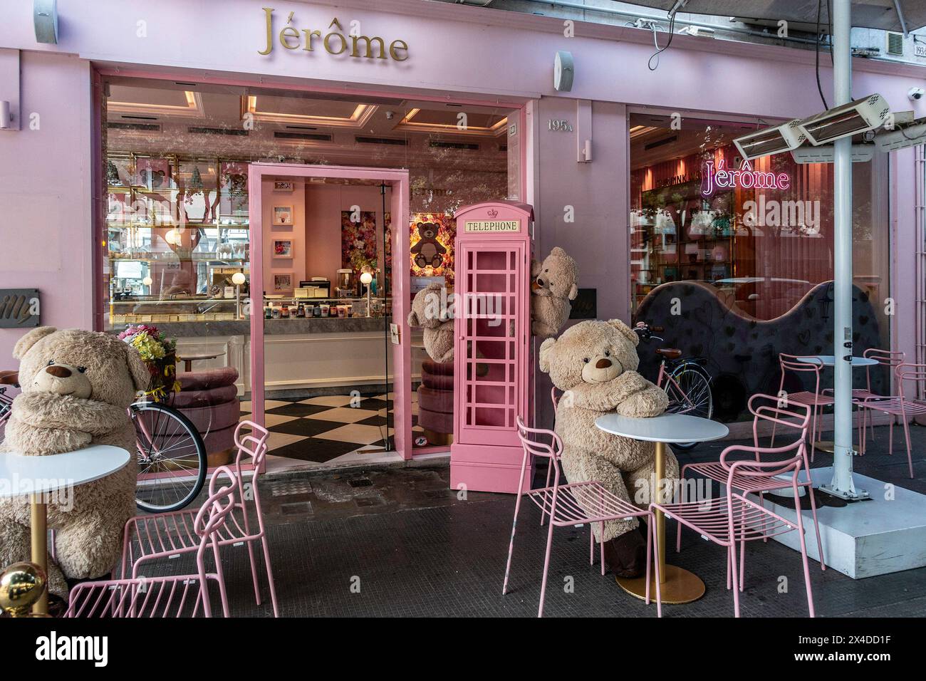 Café Jérôme, bari, Italia, adornato con grandi orsi e decorazioni rosa . Foto Stock
