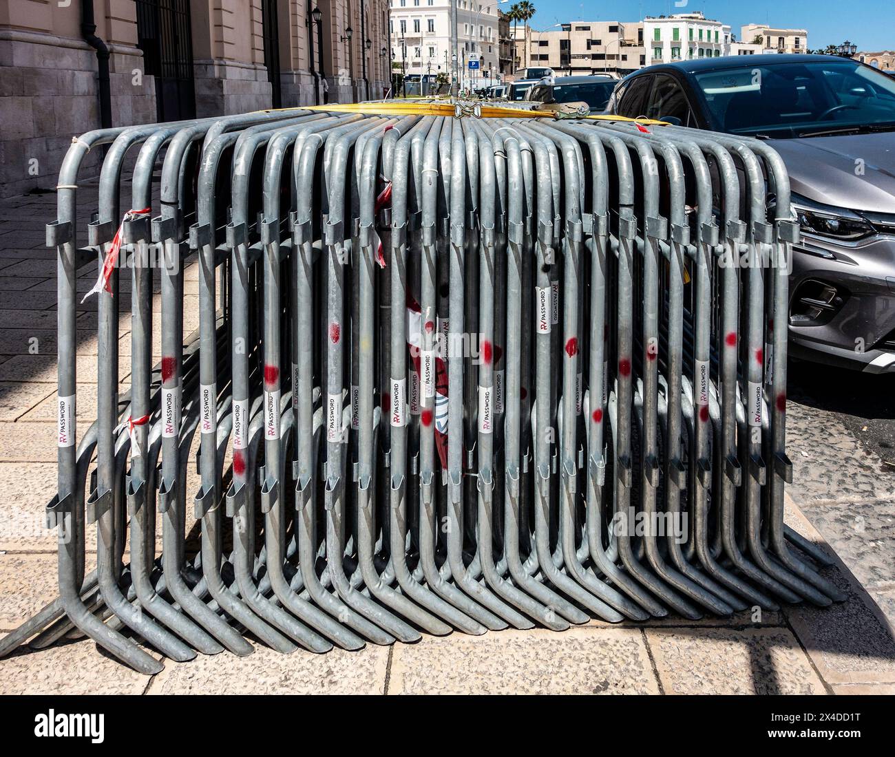 Barricate metalliche impilate su un marciapiede a Bari, italia. Foto Stock