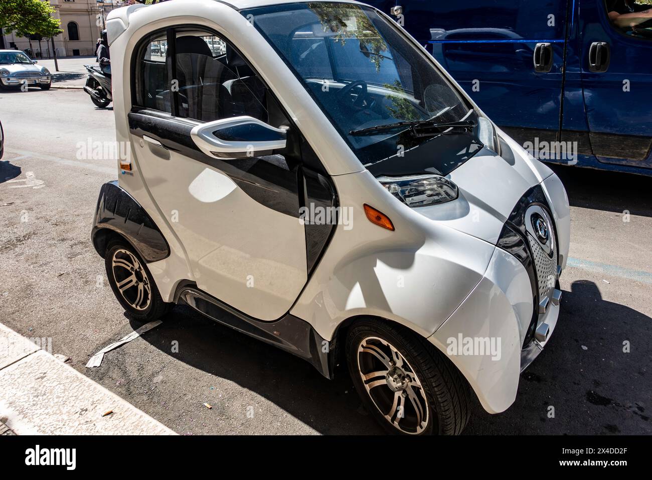 Compact, Kitty Electric Car, parcheggio Bari, Italia. Foto Stock