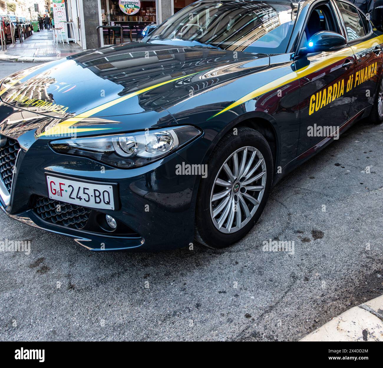 La Guardia di Finanza Patrol Car ha parcheggiato su una strada italiana Foto Stock