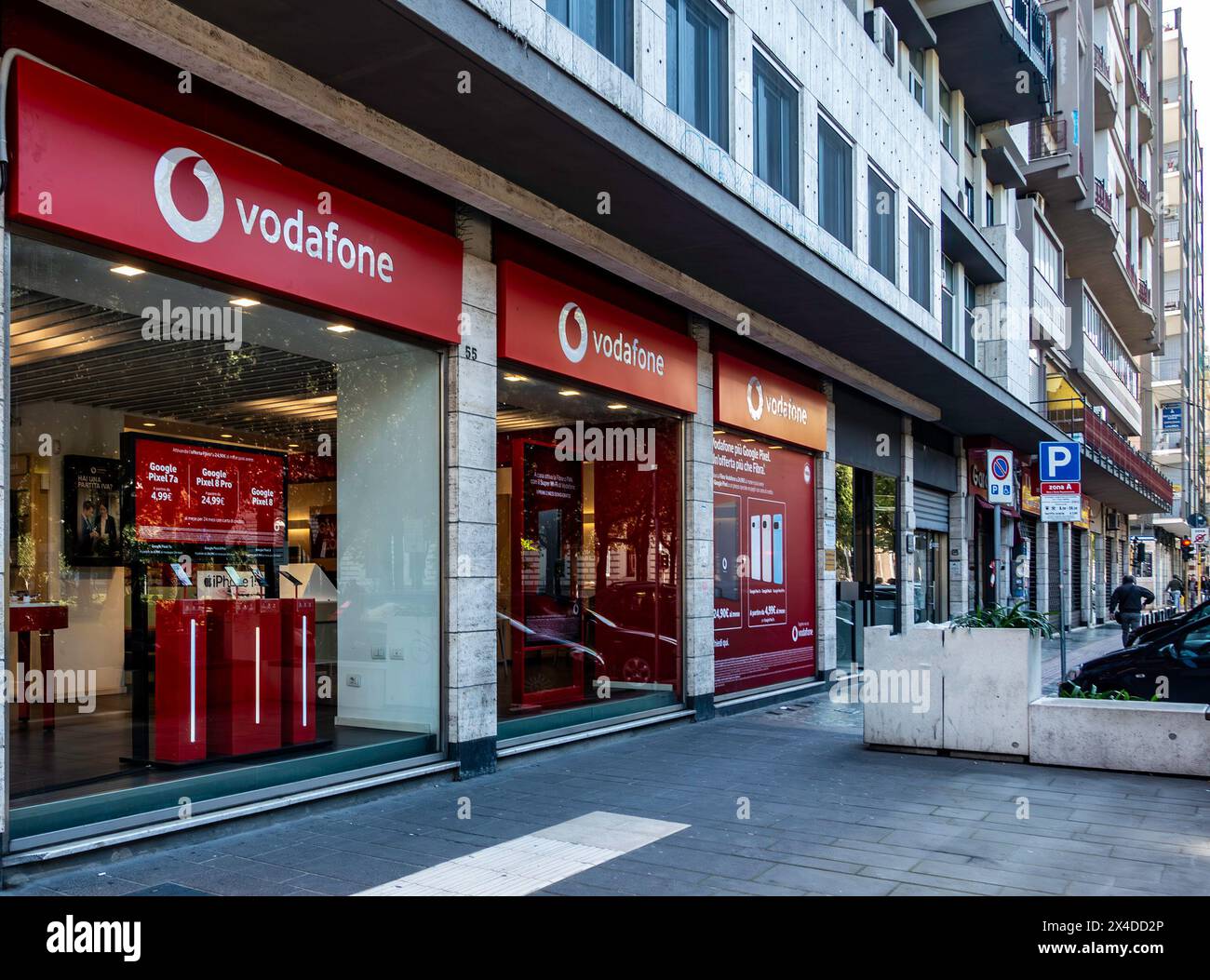 Vodafone Storefront Bari, Italia. Foto Stock